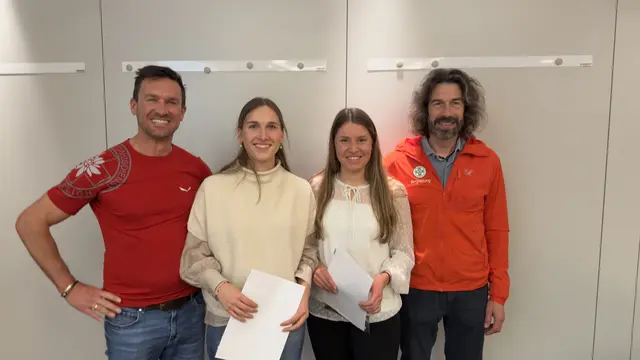 Neuaufnahme Bergretterinnen: Hannes Rauter (Ortsstellenleiter), Larissa Rehbichler und Anna Hauser (neue Einsatzbergretterinnen), Peter Haidacher (Landesleiter.Stv.). | Foto: Bergrettung Kitzbühel