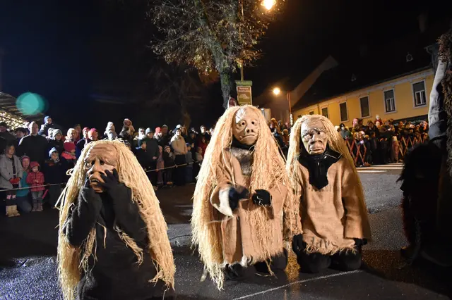 Die Waldschratten mit ihren Holzmasken und Strohmähnen sind einzigartig in der Region. | Foto: Verschönerungsverein Mureck