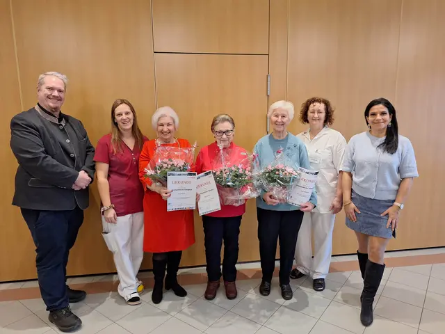 Roland Hofbauer (interim. Kaufmännischer Direktor), Jacqueline Anibas (Mitarbeiterin Ehrenamt und Alltagsbegleitung), Maria Bieseke (Ehrenamtliche), Maria Wielander (Ehrenamtliche), Maria Bachofner (Ehrenamtliche), Elisabeth Tannhäuser (Managerin Ehrenamt und Alltagsbegleitung), Mona Riegler (Pflegedirektorin). | Foto: PBZ Weitra