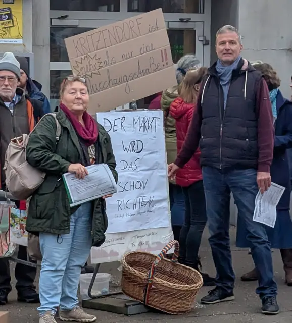 Die PUK-Gemeinderäte Ulrike Kobrna und Wolfgang Haas unterstützen die Aktion "Kritzendorf braucht Nahversorgung" und waren auch beide bei der Versammlung am Dienstag, dem 9. Dezember vor Ort.  | Foto: Wolfgang Haas/PUK
