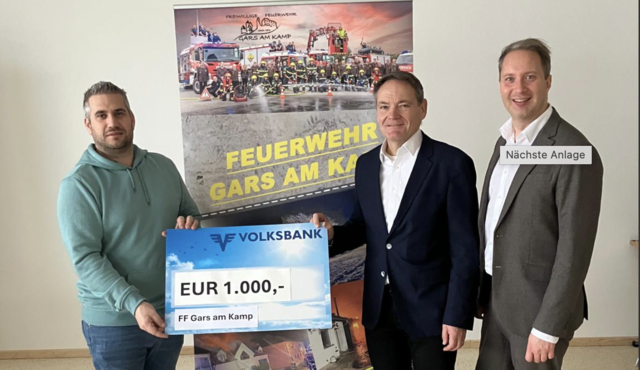 Kommandant Rene Gigl, Reinhard Keusch und Wolfgang M. Weidinger bei der Übergabe. | Foto: Volksbank