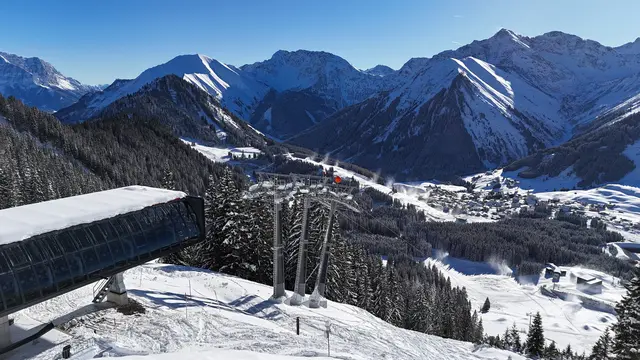 Pünktlich zum Saisonauftakt am 13. Dezember geht die neue 10er-Gondelbahn in Berwang in Betrieb. | Foto: Bergbahnen Berwang