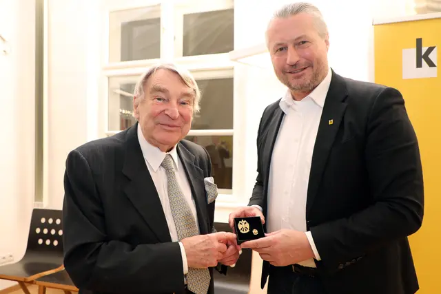 Bürgermeister Peter Molnar verlieh Günter Krejs die Wappenplakette der Stadt Krems in Gold | Foto: Stadt Krems