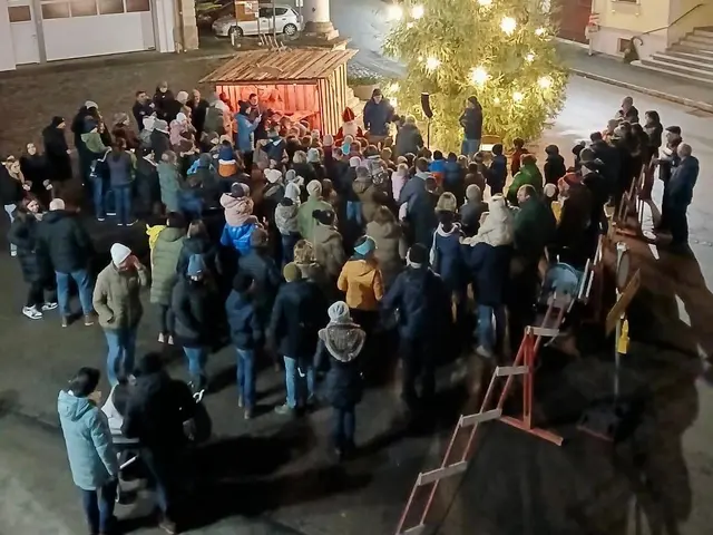 Die Kinder lauschten gespannt den Geschichten des Nikolaus und warteten voller Freude darauf, kleine Überraschungen zu erhalten. | Foto: Markus Kahrer