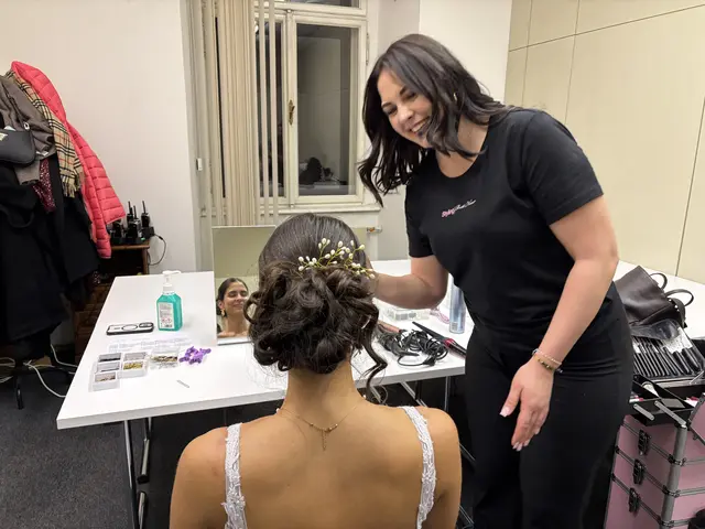 Die letzten Handgriffe in der Stylinglounge, bevor es für diese Maturantin ernst wird. | Foto: MeinBezirk/Cornelia Gassler