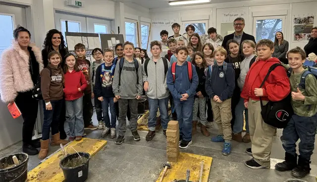 Die Schülerinnen und Schüler der Volksschule Kleinhöflein führten im Baucontainer praxisnahe Übungen durch.