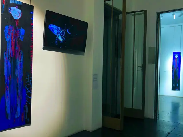 Scharlachrote Segel Abstieg nach Troja / Kassandra" und rechts oben "Totentanz der Fliege, Digitale Wiederauferstehung des Scanners" (Insert MIchael Bachhofer). Im anderen Zimmer: "In wessen Gesetz / Antigone", Öl auf Leinwand | Foto: Minna Antova