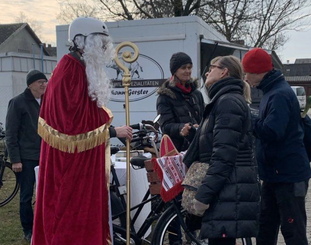 Besondere Freude äußerte der Nikolaus über diejenigen, die selbst mit dem Fahrrad zum Markt gekommen waren. | Foto: Radlobby Neusiedl am See