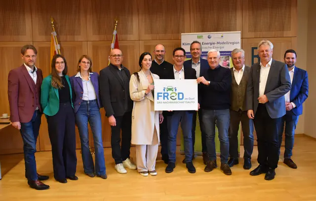 (v.l.n.r.) DI Matthias Zawichowski, DI.in Anna Aytan, Dr.in Katharina Kubelka, Johannes Lenzhofer, Nina Fábián, MEd, Mag. Josef Zoppoth,
Ronny Rull, Markus Brandstätter, Ing. Franz-Gerhard Patterer, Johann Windbichler, DI Leopold Astner, Georg Oberkofler | Foto: KEM Karnische Energie