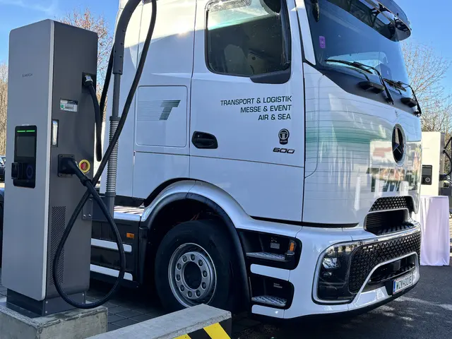 Die E-Lkws werden mit grünem Ökostrom, der mithilfe von Photovoltaik produziert wird, geladen.  | Foto: MeinBezirk/Leonie Herrmann