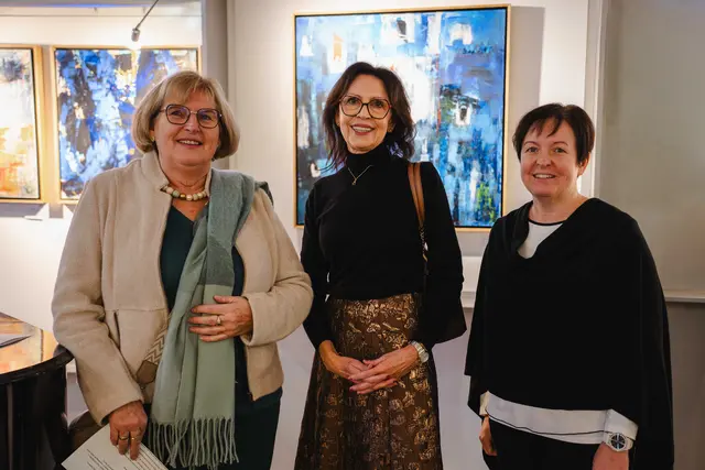 (v.r.) HBLW-Direktorin Allerstorfer-Oberhofer freut sich mit Veronika Herzog und Monika Spizak über die gelungene Doppelausstellung in der Galerie Scolarta.                 Foto: Michi Geissler  