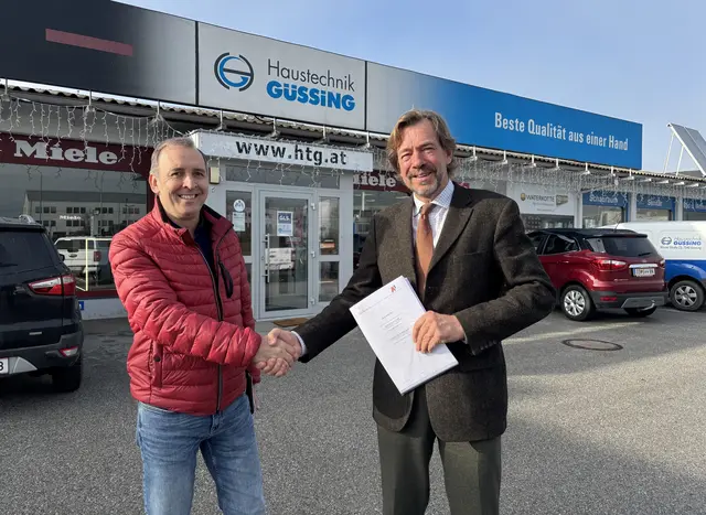 Markus Halb von A1 (links) und Grundstücksbesitzer Nikolaus Draskovich haben den Weiterbetrieb der A1-Sendeanlage vereinbart. | Foto: Martin Wurglits