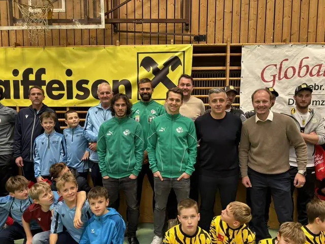 WSG Tirol Sportdirektor Stefan Köck, dem Cheftrainer Philipp Semlic sowie den WSG-Kickern Lukas Hinterseer, Kapitän Valentino Müller, Matthäus Taferner und Bgm. Johannes Anzengruber übergaben die Pokale und Medaillen beim U-11 Bewerb. | Foto: SPG Innsbruck West