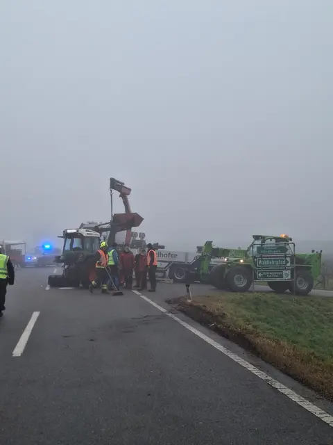 Für die Dauer des Einsatzes blieb die Bundesstraße komplett gesperrt. | Foto: FF Pulkau