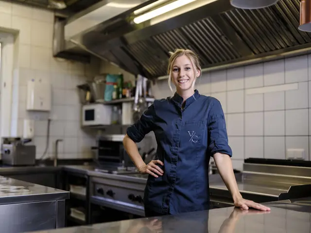 Verena Gruber vom Restauran "VC" in der Kirchdorfer Innenstadt zeigt sich sehr zufrieden mit dem Weihnachtsgeschäft. | Foto: Thomas Brunner