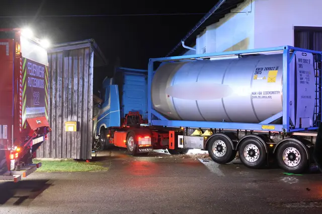 Der Lastwagen blieb nach der Kollision mit einem Auto zwischen einem Wohnhaus und der dazugehörigen Garage stecken. | Foto: laumat/Matthias Lauber