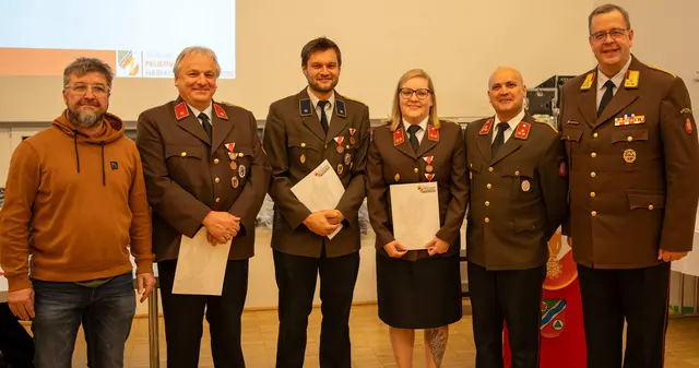 Von links: Bürgermeister Dietmar Leitner, Harald Alic, Michael Pargfrieder, Tanja Ruhsam, Marcus Fröhlich und Bezirkskommandant Hannes Enzenhofer. | Foto: Phillip Meindl