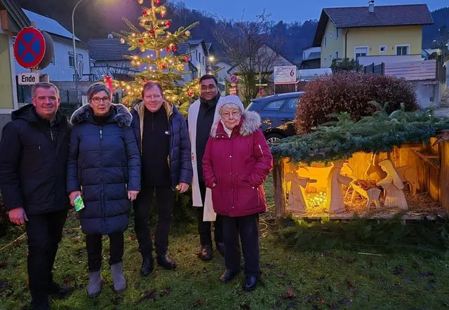 Obfrau Monika Nussbaumer, Pfarrer Pater Jomon, Bürgermeister Matthias Weghofer, Hermine Brand und Vizebürgermeister Christoph Ramhofer. | Foto: Marktgemeinde Wiesen