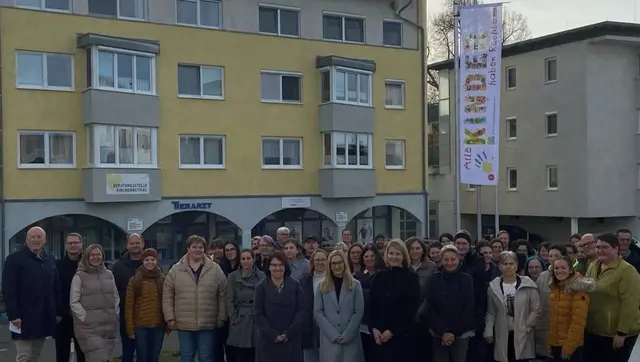 Vor der Bezirkshauptmannschaft Rohrbach wurde eine Kinderrechte-Flagge gehisst. | Foto: BH Rohrbach