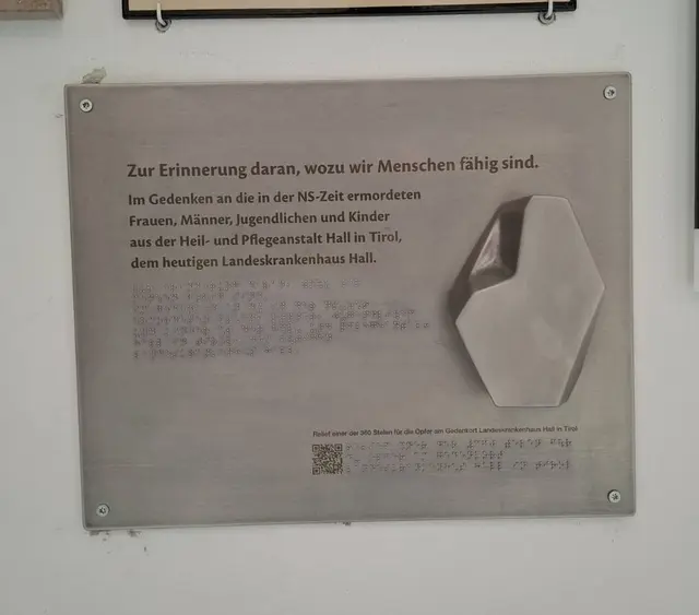 „Zur Erinnerung daran, wozu wir Menschen fähig sind. Im Gedenken an die in der NS-Zeit ermordeten Frauen, Männer, Jugendliche und Kinder aus der Heil- und Pflegeanstalt Hall in Tirol, dem heutigen Landeskrankenhaus Hall.“
 | Foto: peter Eigelsberger, Lern- und Gedenkort Schloss Hartheim