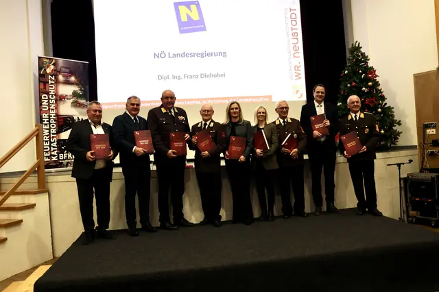 Gastgeber Bernhard Karnthaler mit dem Redaktionsteam des Buches und Gästen. | Foto: Schauer