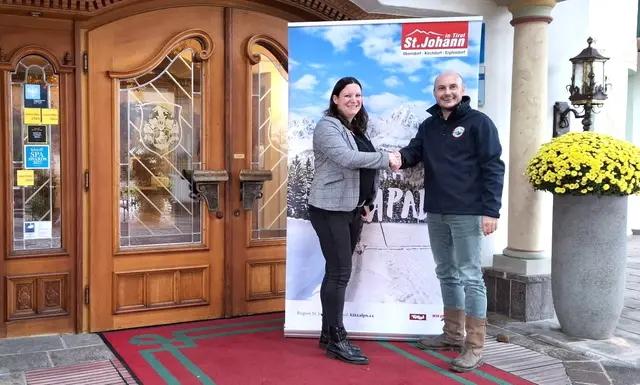 Kooperation besiegelt: Anna Millinger und Coen Huson. | Foto: TVB St. Johann