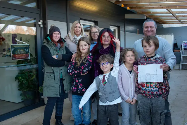 Petra Kovar (Schriftführerin), Sandra Schneider (Prüferin der Spendenwürdigkeit), Herzwerk-Obfrau Natascha Evelyn Huber und Martin Gulevici (Kassierstellvertreter) mit Kindern und den Ausbauplänen. | Foto: Santrucek