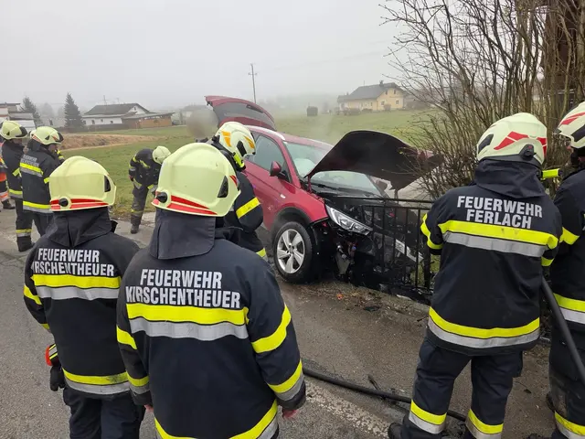 Der Pkw krachte in das Geländer. | Foto: Freiwillige Feuerwehr Kirschentheuer