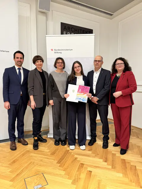 Leonie Reifbäck (Mitte) gemeinsam mit Bildungsminister Christoph Wiederkehr, BE-Lehrerin Andrea Felber, ihrer Mutter, BAfEP Hartber Direktor Kurt Wiesinger und Sektionsleiterin Doris Wagner. | Foto: BMB 