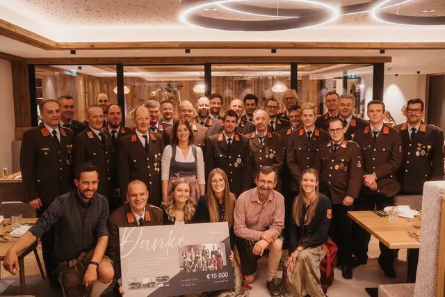 Familie Reiter dankt mit einer Spende von 10.000 Euro für den Einsatz der Feuerwehr Filzmoos. Martin Reiter, Juniorchef (vorne links im Bild), Manuela Reiter, Juniorchefin (in Bildmitte), Martin Reiter senior (zweiter von rechts). | Foto: whatifmedia.at