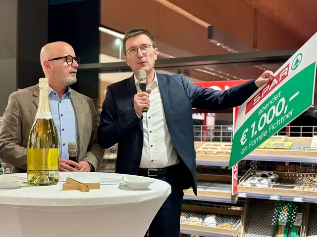 Der "Spar"-Konzern spendete 1.000 Euro an die Familie Fichtner, die beim Wohnhausbrand das Haus verloren hatte. | Foto: Markus Kahrer