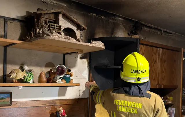 Einsatzkräfte der Freiwilligen Feuerwehr löschten einen  Brand in einem Wohnblock in Landeck. Die Bewohner konnten das Feuer eigenständig löschen und blieben unverletzt. | Foto: zoom.tirol