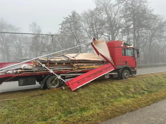 Der beteiligte Lkw kam erst rund 100 Meter nach der Kollision zum Stehen. | Foto: FF Pulkau