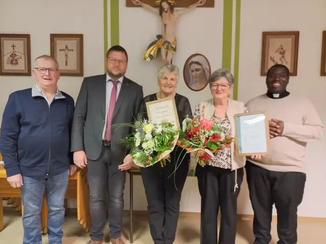 v.l.n.r.: Pfarrgemeinderatssprecher Franz Scheuringer, Chorleiter Christian Ferihumer, Erika Augdopler, Gerta Gammer und Kooperator Alex Matovu Bukenya | Foto: Alois Ferihumer