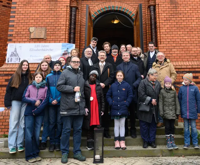 Die Aufnahme zeigt die Ehrengäste gemeinsam mit Vertretern und der Jugend der Evangelischen Gemeinden Mistelbach und Laa. | Foto: Emingerova
