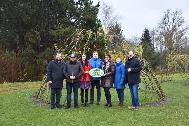 Obmann des Dorferneuerungsvereins AMost Karl Aumeier, Andreas Mayer (AMost), Denise Wagner (AMost), Bernhard Haidler (Natur im Garten), Umweltgemeinderätin Michaela Pfaffeneder, Klimaschutzgemeinderätin Birgit Kern und Vizebürgermeister Markus Brandstetter. | Foto: Stadt Amstetten