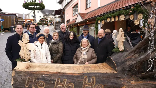 Bürgermeister Roland Zimmer (mitte) mit den Ehrengästen bei der Eröffnung des Adventmarktes. | Foto: Franz Fichtinger
