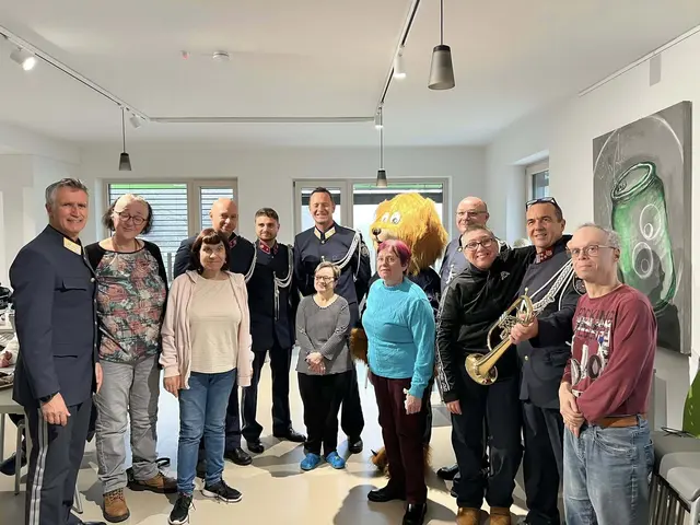 Polizei-Tommy sorgt für Lacher und tolle Stimmung bei den Bewohnerinnen und Bewohnern. | Foto: Polizei Burgenland