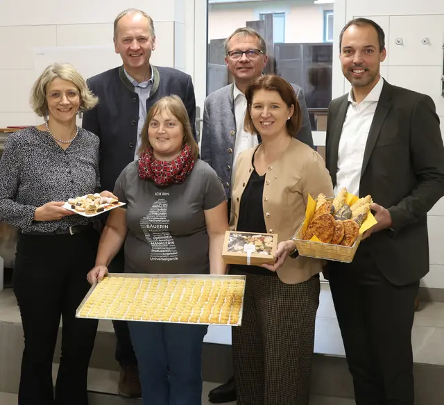(v. r.:) Abgeordneter Klaus Lindinger, Landesrätin Michaela Langer-Weninger, Vizebürgermeister Hannes Ziegelböck, sowie Bauernbund-Bezirksobmann Leopold Keferböck und Bezirksbäuerin Margit Ziegelbäck in der Kekerserlwerkstatt in Bad Wimsbach.
 | Foto: Foto: Kienesberger