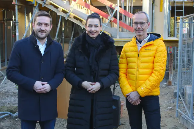 Firstfeier mit LA Bgm Dominik Mainusch, Bürgermeisterin Victoria Weber, Heimleiter Andreas Mair.