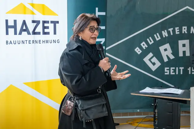 Kulturstadträtin Veronica Kaup-Hasler (SPÖ) hob ebenso den Spaten. Sie versichert: „Kunst braucht Raum zur Entfaltung. Gerade in Zeiten wie diesen sind verlässliche Produktionsbedingungen essenziell.“ | Foto: Valentina Marinelić/MeinBezirk