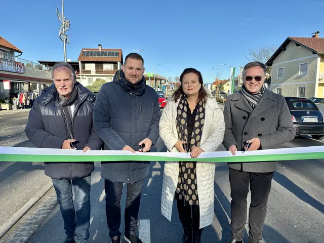 Verkehrsfreigabe: Gerhard Horn (GF Klöcher Bau), Premstättens Bgm. Matthias Pokorn, Landesrätin Claudia Holzer und Rainer Kienreich (Leiter Baubezirksleitung Steirischer Zentralraum) | Foto: MeinBezirk/Alois Lipp