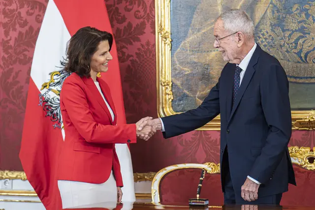 Salzburgs Landeshauptfrau Karoline Edtstadler in der Wiener Hofburg von Bundespräsident Alexander Van der Bellen angelobt. | Foto: BKA / Florian Schroetter