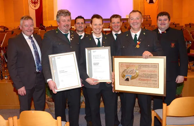 Die geehrten Schwoicher Musikanten mit Musikbundobmann-Stv. Günther Abart, BMK-Obmann Christian Lengauer-Stockner, Kapellmeister Stefan Gschwentner und Bgm. Peter Payr (hinten von links). 		 | Foto: Nageler