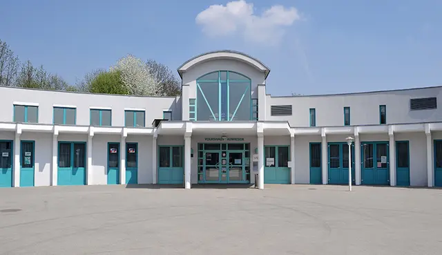 Vor dem Volkshaus Auwiesen sollen im nächsten Jahr vier Bäume Schatten spenden. Bewässert werden sie mit Wasser vom Dach des Gebäudes, das bisher im Kanal versickert. | Foto: Stadt Linz