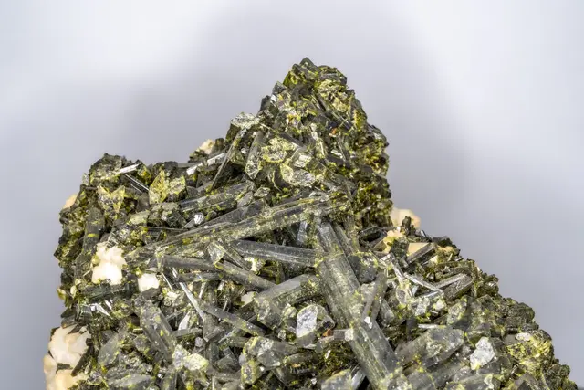 Das Mineral des Jahres ist Epidot (chemische Zusammensetzung: Ca2Al2(Fe,Al)(SiO4)(Si2O7)O(OH)). | Foto: Robert Krickl
