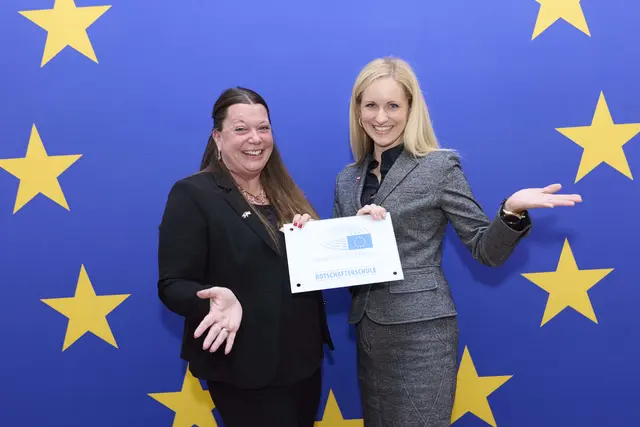 Nicole Feichtinger und Katharina Tschiggerl nahmen die Zertifikate für die LBS Bad Radkersburg entgegen. | Foto: OTS