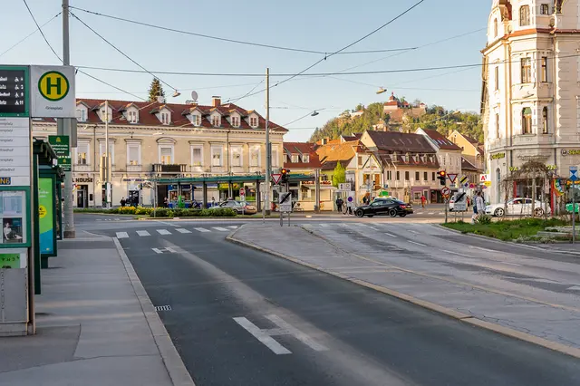 Mittwochfrüh kam es auf dem Grazer Griesplatz zu einer Kollision zwischen einem Linienbus und einem Pkw. Acht Fahrgäste wurden leicht verletzt.  | Foto: Jörgler