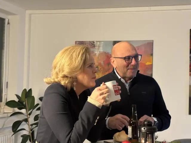 Die Gäste genießen eine warme Tasse alkoholfreier Punsch und saftige Würstel. 