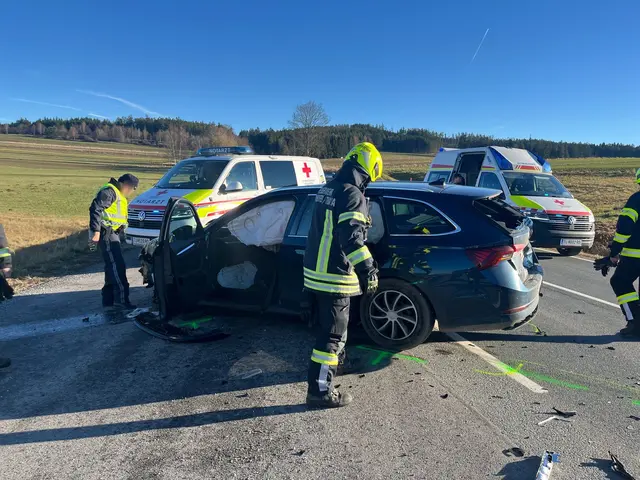 Im Zuge dieses Abbiegemanövers krachte, aus bislang unbekannter Ursache, ein hinter ihm fahrender VW Bus in das Heck des PKW. | Foto: FF Waidhofen/Thaya